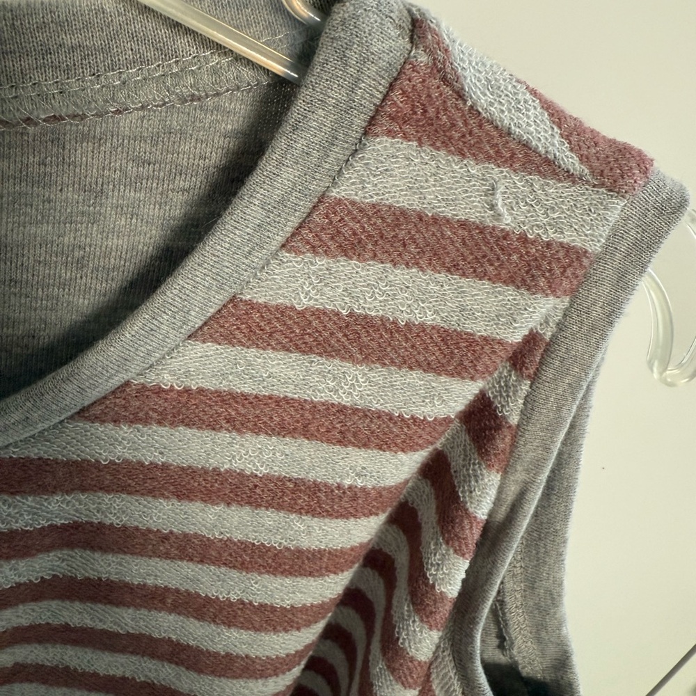 Peak-a-boo shoulder short sleeve sweater - Picture 4 of 6